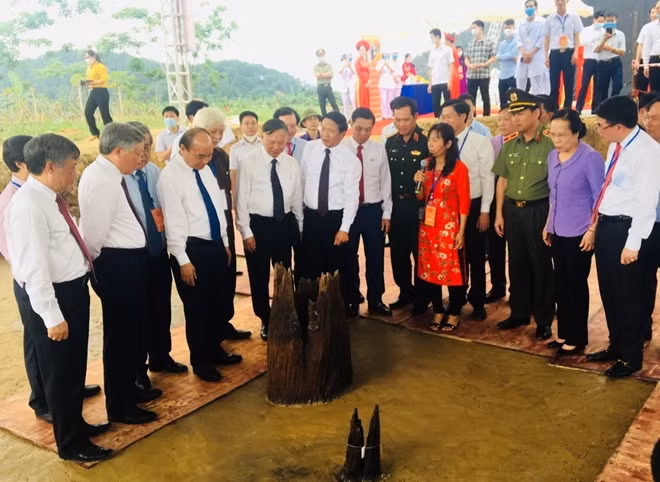 Thủ tướng Chính phủ tham quan bãi cọc Cao Quỳ.