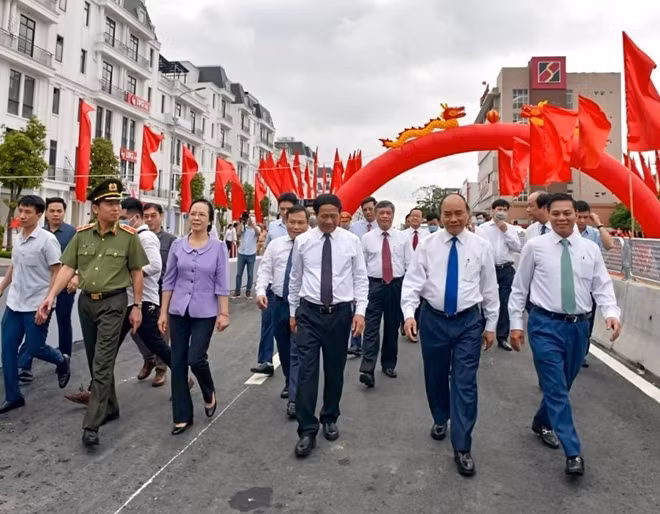 Thủ tướng Chính phủ tham quan nút giao thông Nam cầu Bính.