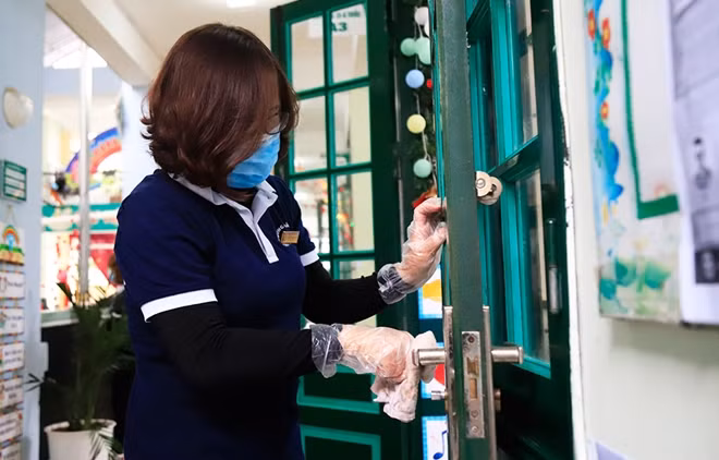Một số phụ huynh cũng “chung tay” với giáo viên chủ nhiệm sắp xếp, dọn dẹp lại phòng học và chuẩn bị sẵn nước rửa tay khô, xà phòng rửa tay.
