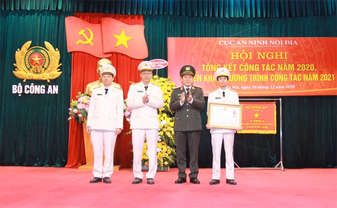 Thừa ủy quyền của Chủ tịch nước, Thứ trưởng Lương Tam Quang trao Huân chương Chiến công hạng Nhất tặng Phòng 6, Cục An ninh nội địa.