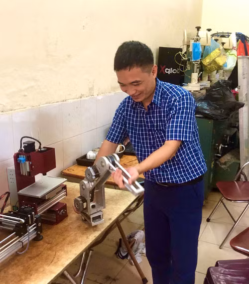 TS. Ngô Mạnh Tiến kiểm tra tay của robot thông minh.