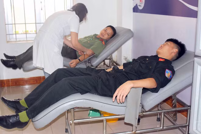 Công an Sơn La tình nguyện hiến máu cứu người qua khỏi cơn nguy kịch.