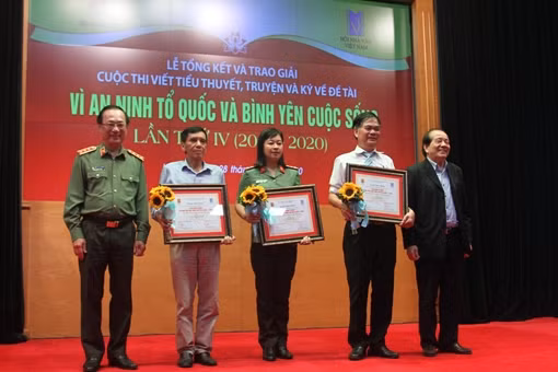 Trao giải văn học về đề tài “Vì an ninh Tổ quốc và bình yên cuộc sống”