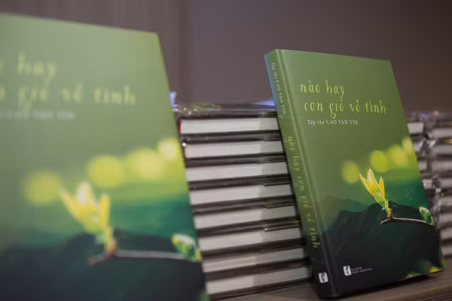 Tập thơ "Nào hay cơn gió vô tình" của cố nhà giáo Cao Văn Tín. Tập thơ "Nào hay cơn gió vô tình" của cố nhà giáo Cao Văn Tín.