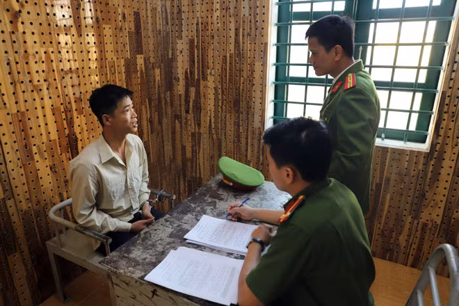 Công an Đắk Nông đấu tranh, triệt phá đường dây cá độ bóng đá qua mạng Internet với số tiền hàng chục tỷ đồng. Công an Đắk Nông đấu tranh, triệt phá đường dây cá độ bóng đá qua mạng Internet với số tiền hàng chục tỷ đồng.