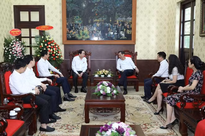 Đồng chí Trần Thanh Mẫn thăm, chúc mừng Hội Nhà báo Việt Nam trò chuyện cùng đồng chí Thuận Hữu, Chủ tịch Hội Nhà Báo Việt Nam, Tổng Biên tập Báo Nhân dân Đồng chí Trần Thanh Mẫn thăm, chúc mừng Hội Nhà báo Việt Nam trò chuyện cùng đồng chí Thuận Hữu, Chủ tịch Hội Nhà Báo Việt Nam, Tổng Biên tập Báo Nhân dân