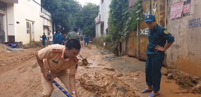 CSGT Hà Giang cùng các lực lượng khắc phục hậu quả do mưa lũ.