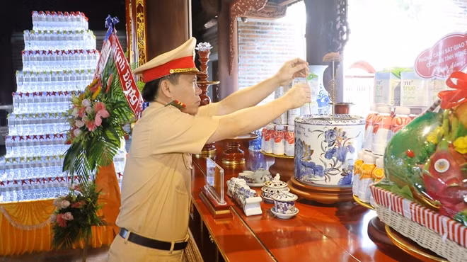 Đồng chí Thượng tá Lê Thanh Nghị, Trưởng phòng CSGT Công an tỉnh dâng hương tưởng nhớ công lao của Chủ tịch Hồ Chí Minh và những người thân trong gia đình của Người.