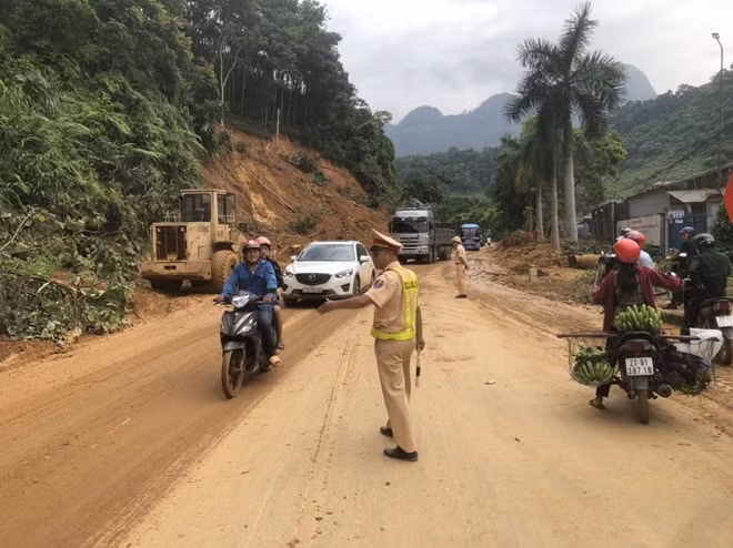 Đồng thời chủ động phân công ứng trực 100% tuần tra, phân luồng 24/24 trên các tuyến giao thông bị ảnh hưởng.