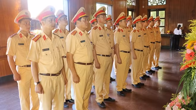 Các đại biểu bày tỏ lòng thành kính tưởng nhớ Chủ tịch Hồ Chí Minh.