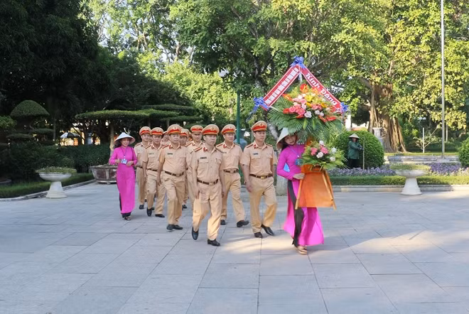 Đoàn đại biểu Phòng CSGT Công an Nghệ An dâng hoa tại khu di tích quốc gia đặc biệt Kim Liên.