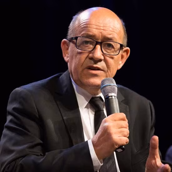 Bộ trưởng Le Drian thật.