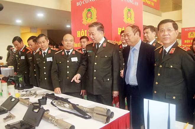 Bộ trưởng Tô Lâm và các đại biểu tham quan gian trưng bày một số trang thiết bị, công cụ hỗ trợ của lực lượng CAND.