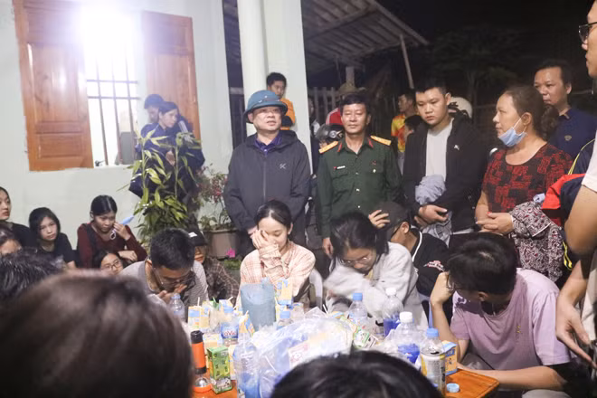 Đồng chí Hoàng Duy Chinh - Bí thư Tỉnh ủy trực tiếp có mặt chỉ đạo tìm kiếm và động viên các em sau khi được tìm thấy Đồng chí Hoàng Duy Chinh - Bí thư Tỉnh ủy trực tiếp có mặt chỉ đạo tìm kiếm và động viên các em sau khi được tìm thấy