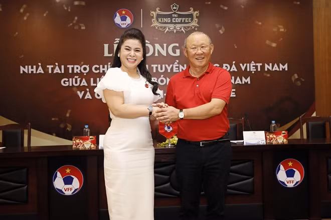 HLV Park Hang-seo chúc mừng bà Lê Hoàng Diệp Thảo. Ảnh: VFF