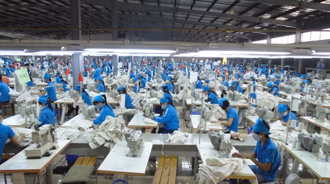 Các doanh nghiệp chèo chống bằng cách tìm việc làm để giữ chân lao động trong giai đoạn dịch COVID-19. Ảnh minh họa