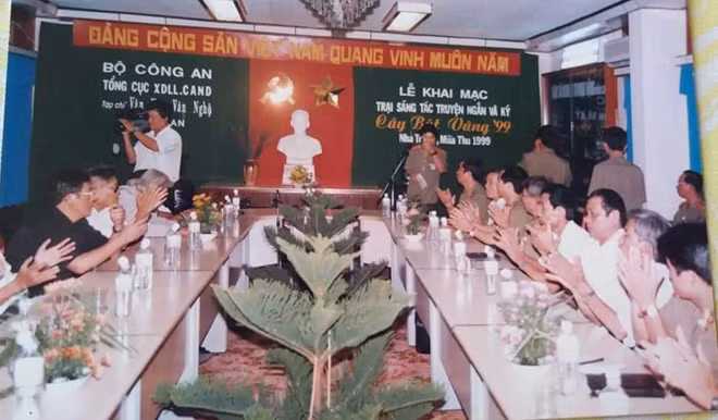 Lễ khai mạc Trại sáng tác truyện ngắn và ký Cây bút vàng năm 1999.