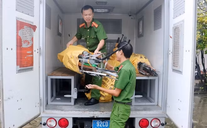 Công an huyện Tiên Phước bàn giao vũ khí, vật liệu nổ thu được cho Phòng Cảnh sát QLHC về TTXH, Công an tỉnh Quảng Nam.