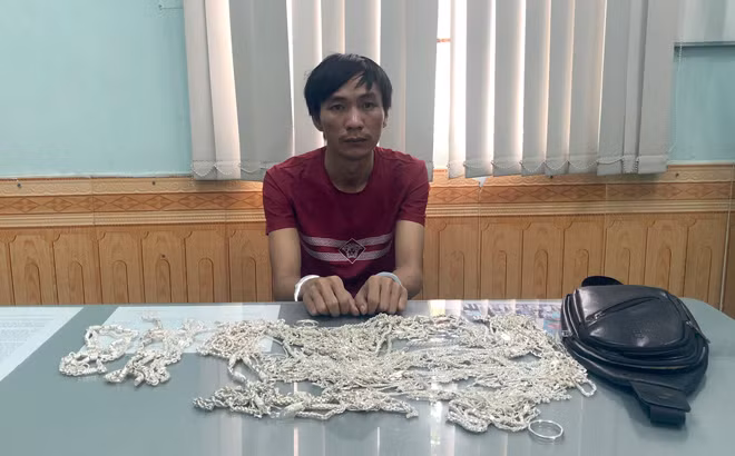 Đối tượng Đỗ Văn Tiến cùng tang vật.