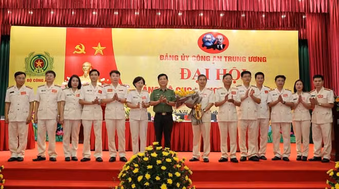 Thứ trưởng Nguyễn Văn Sơn tặng hoa chúc mừng Ban Chấp hành Đảng bộ Cục Kế hoạch và Tài chính nhiệm kỳ 2020-2025.