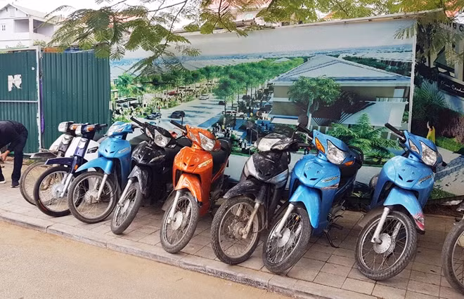 Một số tang vật xe máy các đối tượng lấy trộm chưa kịp tháo rời đem bán.