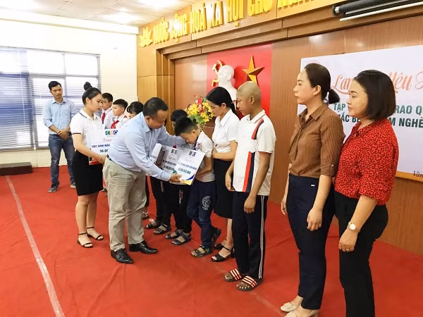 Các phần quà là sự động viên to lớn mà Tập đoàn CEO đã dành cho các em học sinh kém may mắn của huyện Vân Đồn.