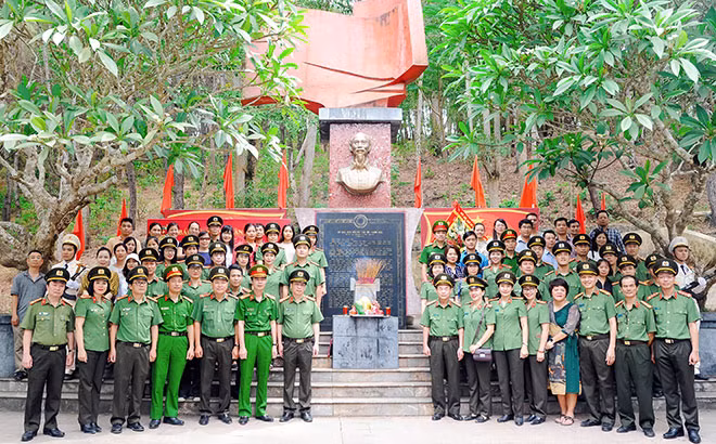 Đại tá Phạm Khải, Tổng Biên tập Báo CAND cùng đoàn công tác Báo CAND tại Khu di tích lịch sử Rừng Thông (Thanh Hoá). Đại tá Phạm Khải, Tổng Biên tập Báo CAND cùng đoàn công tác Báo CAND tại Khu di tích lịch sử Rừng Thông (Thanh Hoá).