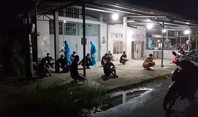 11 người khách bị lực lượng chức năng phát hiện khi đang đi bộ trên đường dẫn cao tốc TP Hồ Chí Minh - Trung Lương.