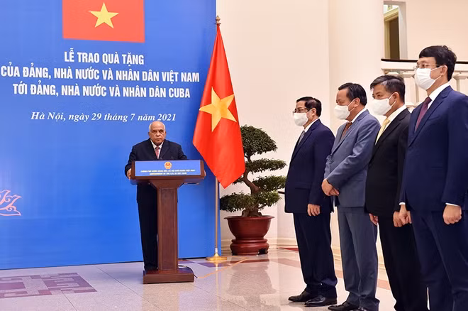 Thay mặt Đảng, Nhà nước và nhân dân Cuba, Đại sứ Orlando Nicolás Hernández Guillén bày tỏ trân trọng và biết ơn nghĩa cử của Đảng, Nhà nước và nhân dân Việt Nam trong việc ủng hộ và hỗ trợ Cuba, thể hiện truyền thống quan hệ hữu nghị đặc biệt Việt Nam-Cuba. Ảnh: VGP/Nhật Bắc