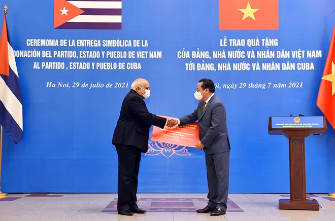 Đảng bộ, chính quyền, nhân dân Thủ đô Hà Nội tặng nhân dân Thủ đô La Habana của Cuba 2.000 tấn gạo. Ảnh: VGP/Nhật Bắc