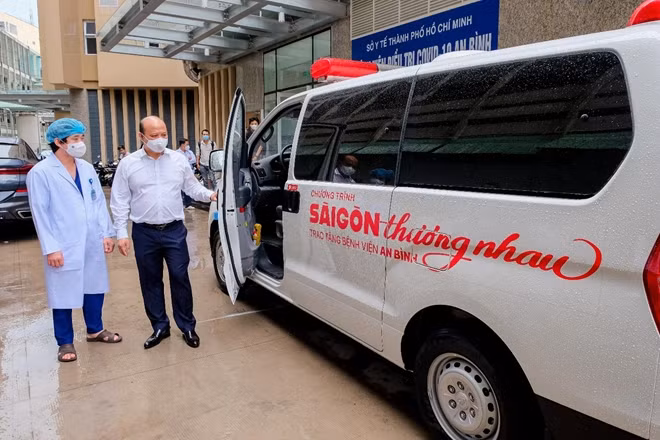 Ông Lê Trọng Khương – Phó Chủ tịch Tập đoàn Hưng Thịnh kiêm Tổng Giám đốc Hưng Thịnh Land tại buổi trao tặng 1 xe cứu thương cho BV điều trị COVID19 An Bình