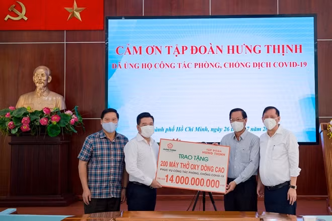 Ông Nguyễn Đình Trung – Chủ tịch Tập đoàn Hưng Thịnh (thứ 2 từ trái sang) trao tặng 200 máy thở oxy dòng cao trị giá 14 tỷ đồng cho ông Phan Văn Mãi - Ủy viên Trung ương Đảng, Phó Bí thư Thường trực Thành ủy TP HCM (thứ 2 từ phải sang).