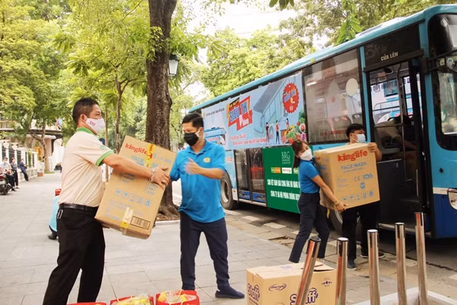 Những chuyến xe buýt “Siêu thị 0 đồng” ấm áp nghĩa tình đến với các khu công nghiệp, khu chế xuất để hỗ trợ người lao động gặp khó khăn do ảnh hưởng của dịch COVID-19.