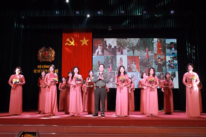 Tư lệnh Trần Hải Quân tặng hoa chúc mừng các thi sinh tham gia cuộc thi.