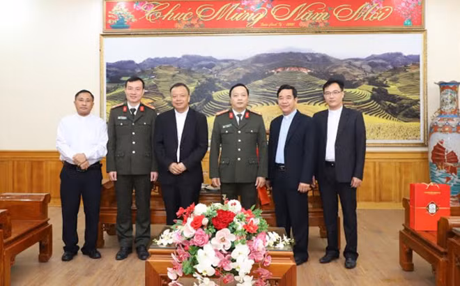 Đại tá Đặng Hồng Đức tiếp đoàn Đoàn các chức sắc của Tòa Giám mục Hưng Hóa. Đại tá Đặng Hồng Đức tiếp đoàn Đoàn các chức sắc của Tòa Giám mục Hưng Hóa.