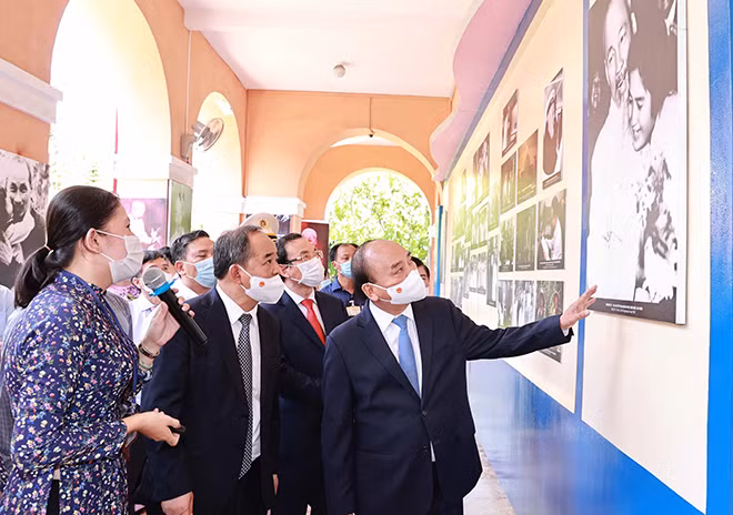 Chủ tịch nước Nguyễn Xuân Phúc tham quan Triển lãm Hình ảnh và Hình tượng Chủ tịch Hồ Chí Minh trong các tác phẩm điện ảnh tại Bảo tàng Hồ Chí Minh - Chi nhánh TP Hồ Chí Minh. Ảnh: TTXVN