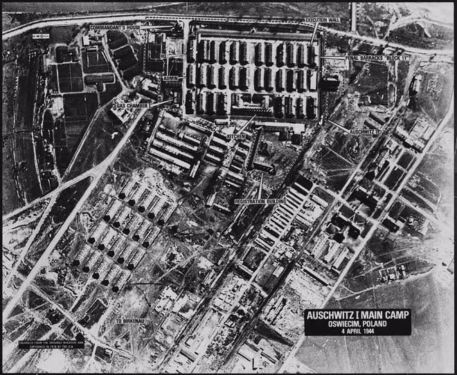 Bức ảnh chụp từ trên không trại Auschwitz vào tháng 4-1944, đã cung cấp cho quân Đồng minh thông tin hạn chế về cách bố trí và phân phối các tòa nhà.