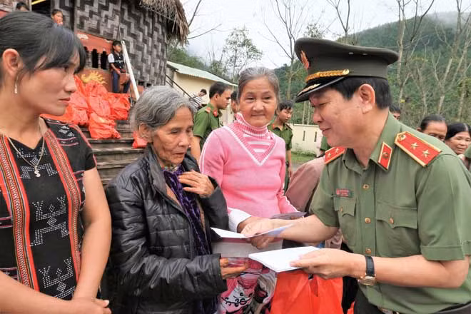 Thứ trưởng Bộ Công an Nguyễn Văn Sơn thăm hỏi, tặng quà Tết cho người Cơ tu ở Hòa Bắc năm 2019.