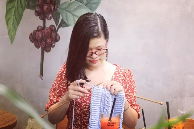 Quỳnh luôn mang theo đồ đan, kể cả khi đi uống cà phê với bạn.