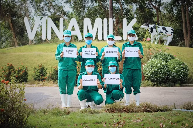 Nhân viên công ty Vinamilk gửi đến những “người hùng nơi tuyến đầu” lời động viên tinh thần ý nghĩa.