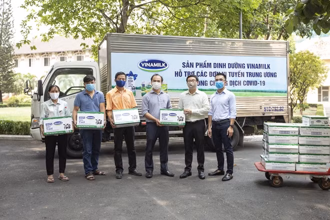 Cũng trong ngày 8/4, các sản phẩm Vinamilk cũng đã được trao tận tay hơn 300 cán bộ, nhân viên đang công tác tại Viện Pasteur TP.HCM.