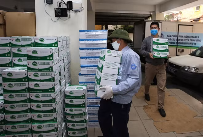 Hơn 20.000 sản phẩm sữa đã được Vinamilk gửi tặng đến các cán bộ, nhân viên, chuyên viên của Viện Vệ sinh dịch tễ Trung ương đang hàng ngày chiến đấu với dịch COVID-19