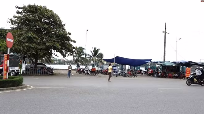 Người dân đến chợ Đồng Hới ít hơn trong những ngày cách ly xã hội.