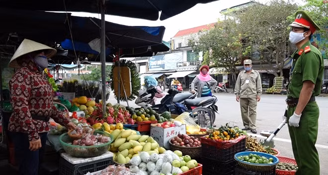Lực lượng chức năng thường xuyên kiểm tra, nhắc nhở người dân chấp hành tốt tinh thần phòng, chống dịch COVID-19.
