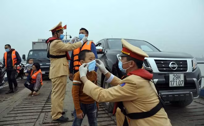 Hình ảnh tặng khẩu trang y tế tại các bến phà đã khiến nhiều người cảm thấy yên tâm hơn.