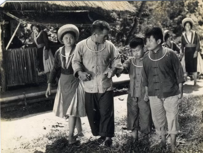 Đạo diễn Nông Ích Đạt đang hướng dẫn các diễn viên nhí đóng phim ''Kim Đồng''. Ảnh: Phó Văn Hợi.