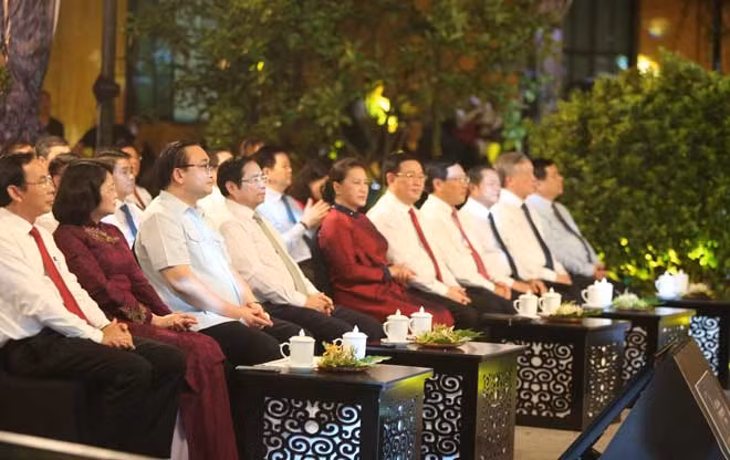 Các đồng chí lãnh đạo Đảng, Nhà nước tại đầu cầu Hà Nội. Các đồng chí lãnh đạo Đảng, Nhà nước tại đầu cầu Hà Nội.