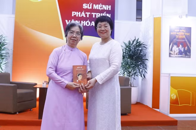 Nhà văn Lê Phương Liên (bên trái) và bà Khúc Thị Hoa Phượng - Giám đốc, Tổng biên tập NXB Phụ nữ trong buổi ra mắt tiểu thuyết "Nữ sĩ thời gió bụi".