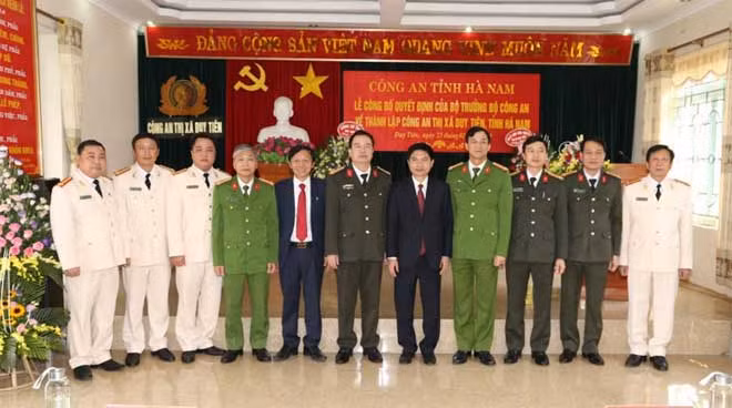 Các đại biểu tại lễ công bố.