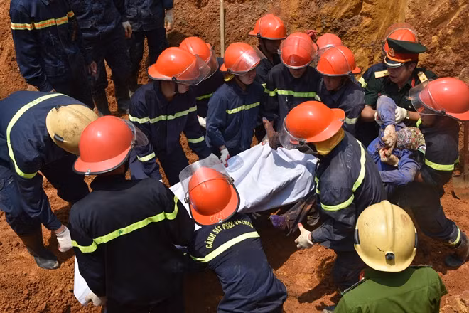 Lực lượng Công an đưa nạn nhân ra khỏi khu vực sạt lở.
